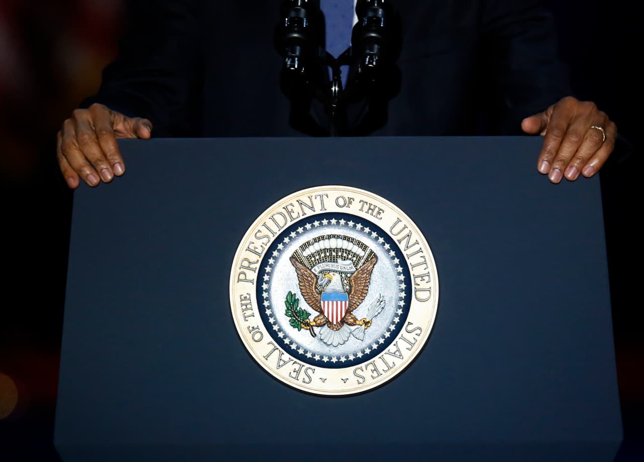 Las manos del presidente Barack Obama sobre el podio.