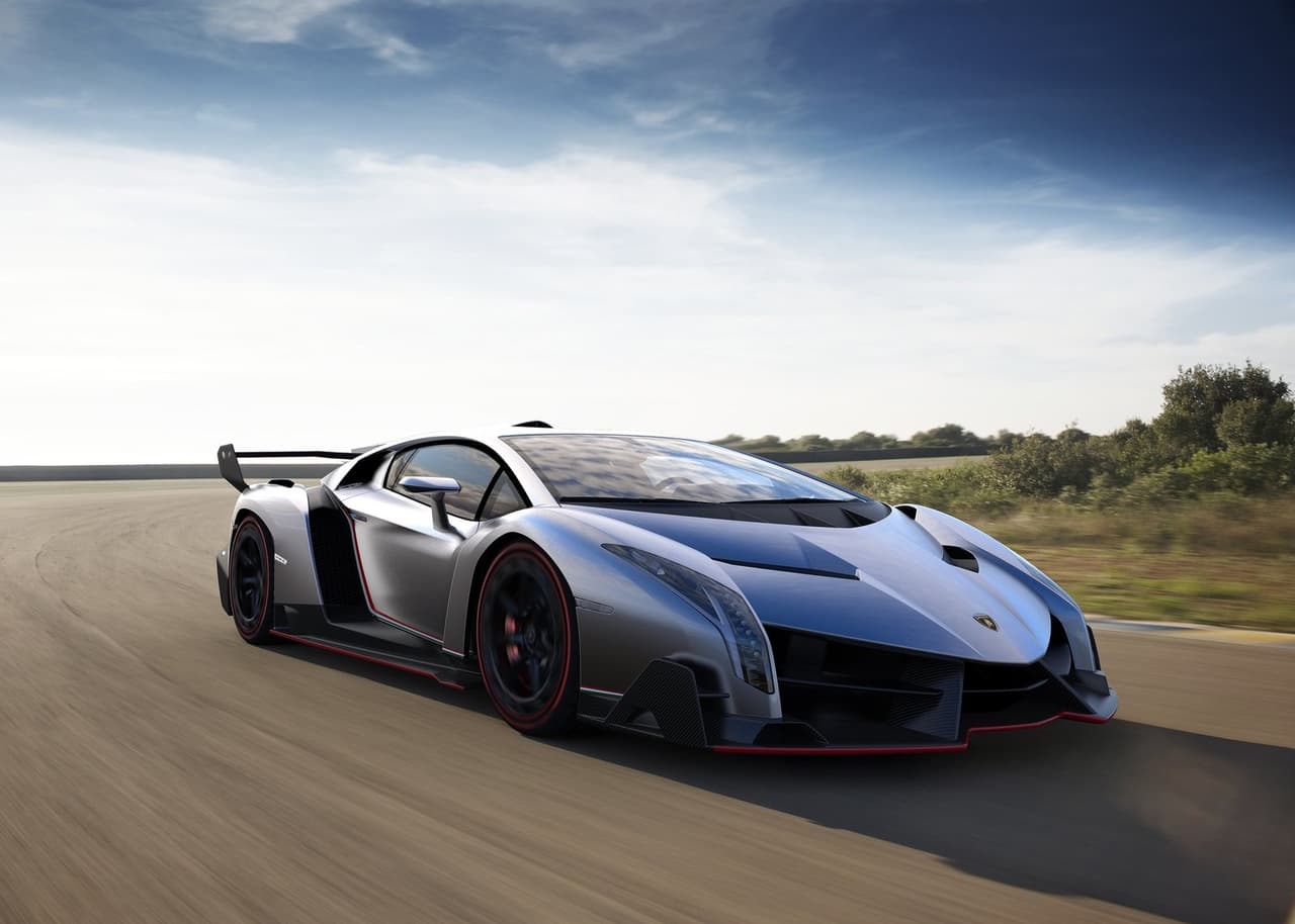 <h3 class="cms-H3-H3">9. Lamborghini Veneno</h3>
<br>
<br>
<b>Precio: </b>4.5 millones de dólares
<br>
<br>Lamborghini lanzó al Veneno para celebrar los 50 años de la marca. En total se construyeron 12 unidades, cada una con un precio inicial de 4.5 millones de dólares. Ciertamente, para hacerse con un ejemplar, habría que desembolsar mucho más dinero debido a su exclusividad y significado. Su motor es un V12 de 6.5 litros con la capacidad de producir 740 caballos de fuerza y 507 lb-pie de torque.