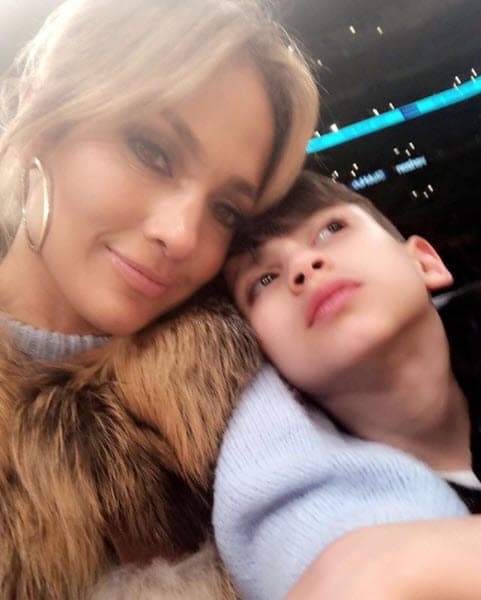 "[...] Necesitamos tener control de este problema (de armas).
<b> Nuestras vidas y futuro de nuestros hijos están en riesgo</b>. ¡Digo esto como mamá! Por favor, como país, debemos unirnos por las cosas que son correctas. [...]", enfatizó 'la diva del Bronx'.