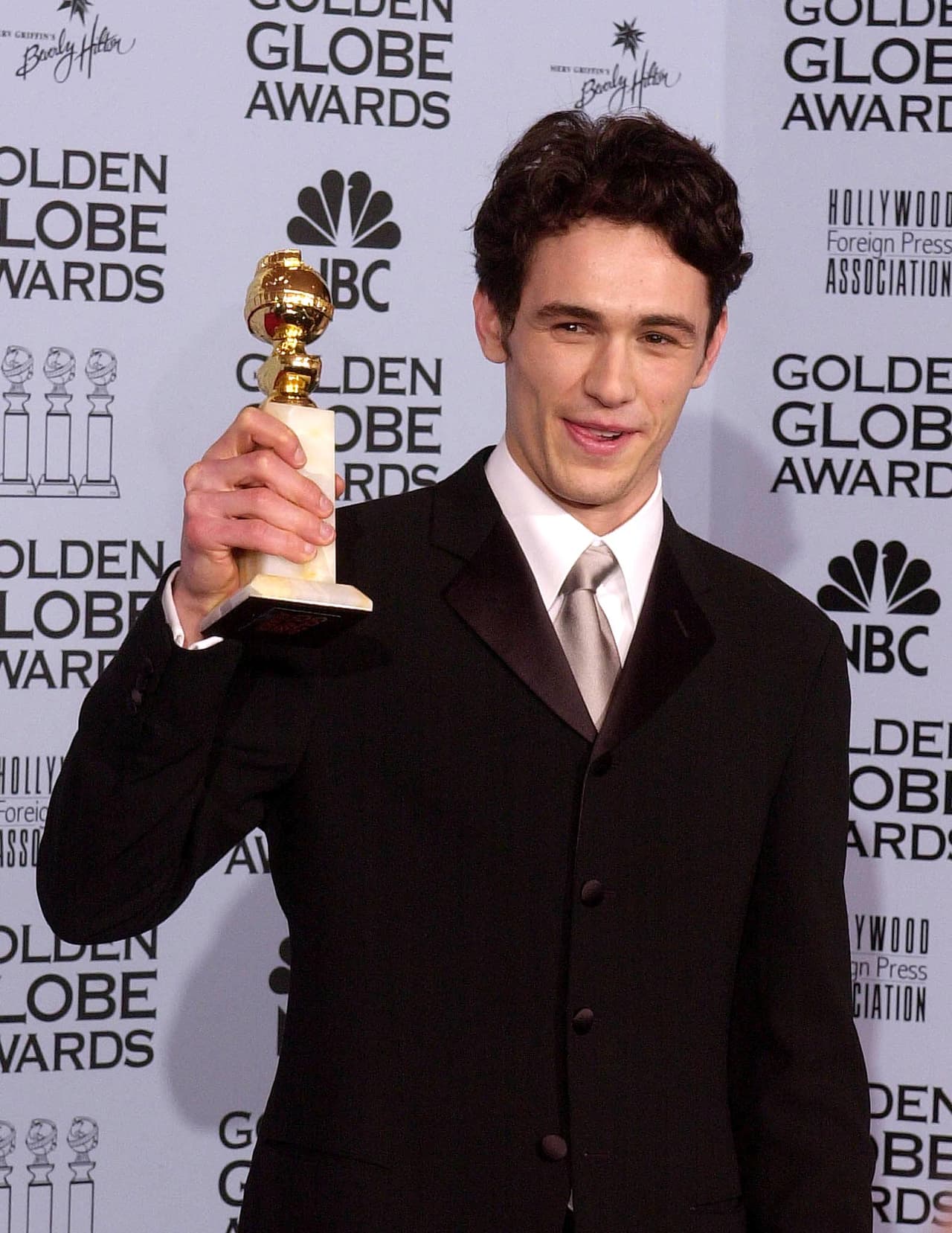 Un jovencito James Franco se llevó su Golden Globe por personificar a James Dean.