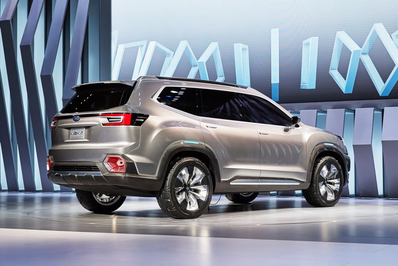 Los 
<b>faros</b> inferiores muestran la misma 
<b>forma hexagonal</b> que los rompenieblas delanteros, además de una 
<b>franja cromada</b> que lleva el emblema de la marca debajo de la luneta.