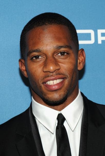 Victor Cruz Mide 6 pies (1.82 m) Más videos de Chismes aquí.