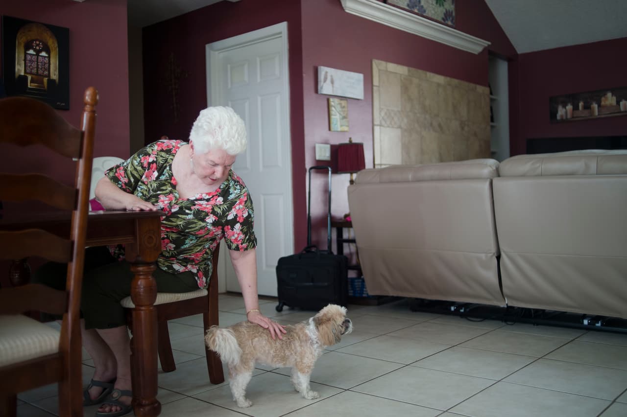 Tyler acaricia a su perro Tippe en su casa de Florida. Este estado es uno de los destinos predilectos de pacientes desesperados en la búsqueda de tratamientos que no han sido aprobados por la FDA.