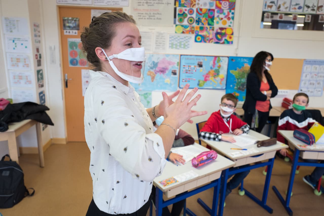 Maestros de NYC deben ponerse la vacuna contra el covid-19 antes del lunes, dictamina juez