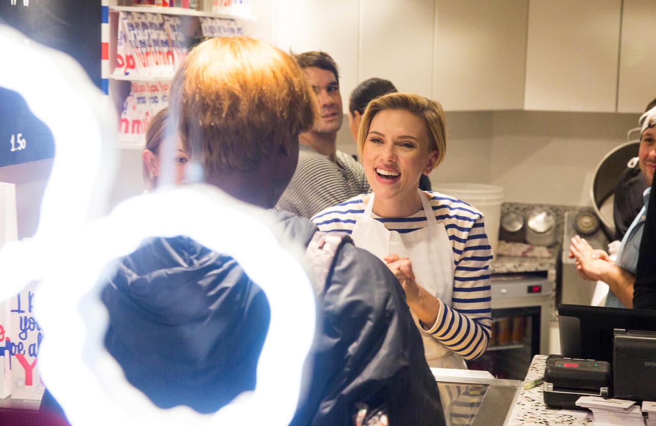 Estuvo muy sonriente.