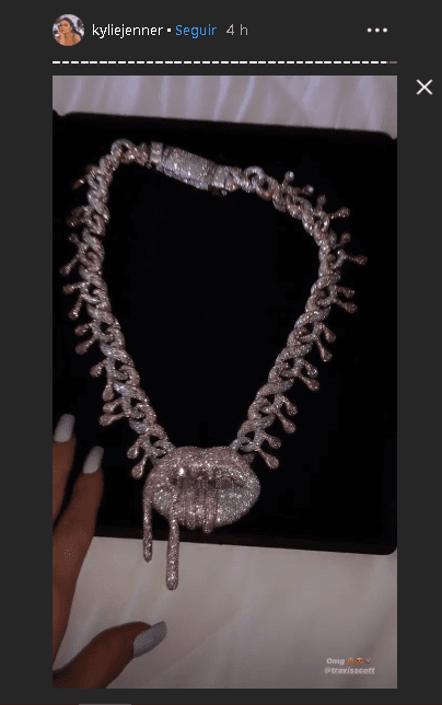 Se trata de un collar con eslabones de diamantes, según informó 
<a href="https://people.com/style/kylie-jenner-birthday-necklace-gift-travis-scott/" target="_blank">People</a>, el cual tiene un dije similar al logotipo de su marca de cosméticos.