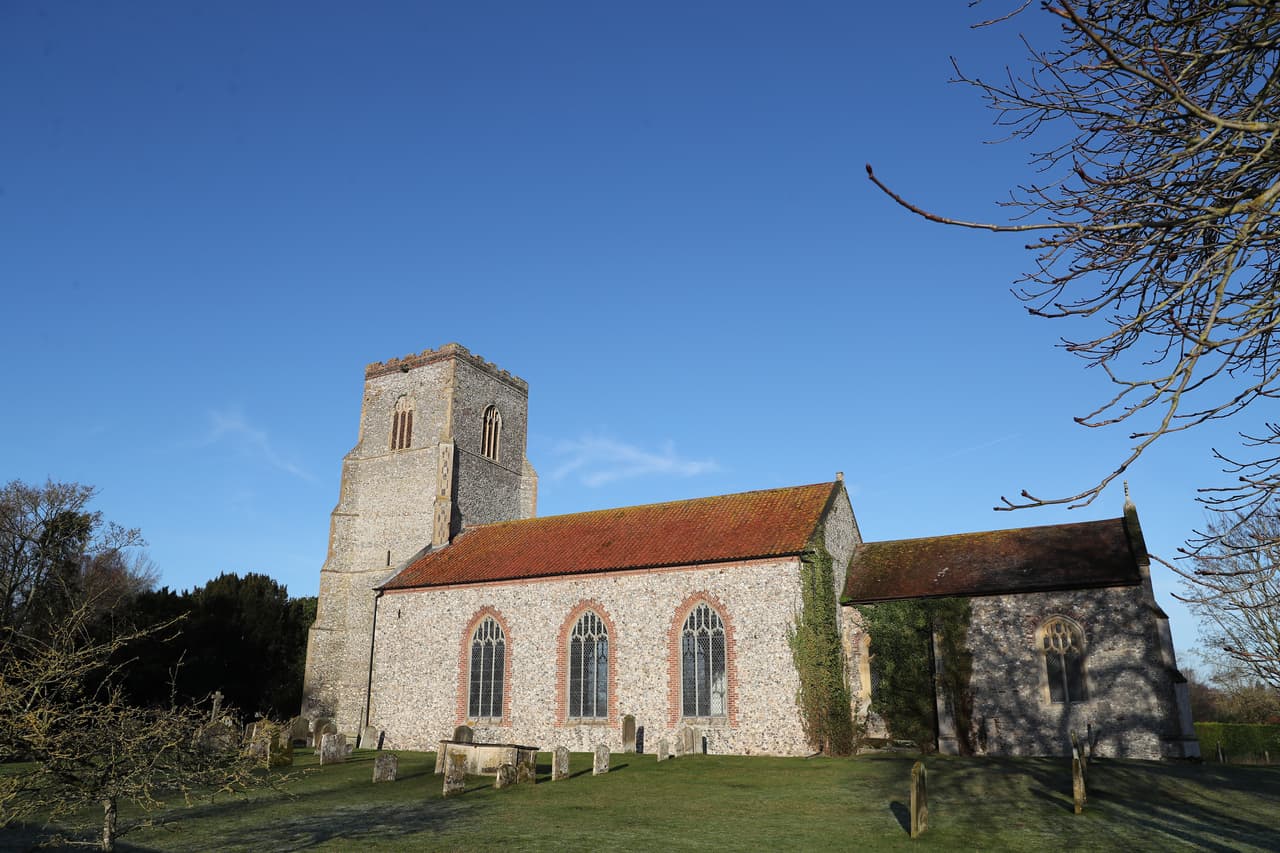 Temprano este domingo, reporteros y paparazzi rodearon la iglesia de Hillington en Sandringham, para esperar
<b>la llegada a la misa de la reina Isabel II</b>. Había particular interés, pues un día antes ella informó
<b><a href="https://www.univision.com/famosos/el-principe-harry-y-meghan-markle-pagan-caro-por-su-retiro-la-reina-isabel-ii-les-quita-mucho-mas-que-sus-titulos-fotos">los acuerdos a los que llegó con su nieto, el príncipe Harry,</a></b> a fin de concederle la independencia que junto a su esposa Meghan Markle le reclamó.