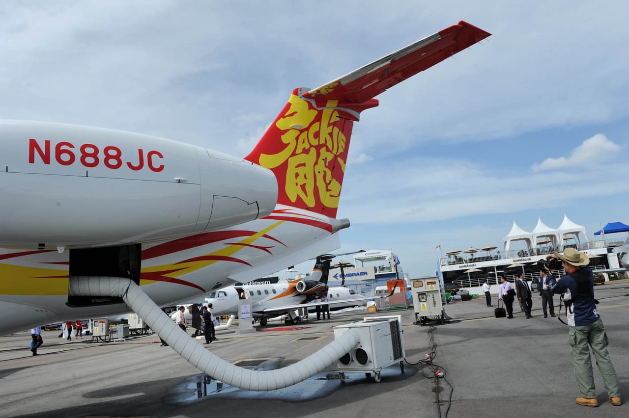 Chan recurre a este avión a la hora de los vuelos transoceánicos, como se puede ver, lleva un diseño con reminiscencias chinas. La firma señala que el Legacy 650 puede volar a 41,000 pies de altura con una autonomía de 3,900 millas náuticas.