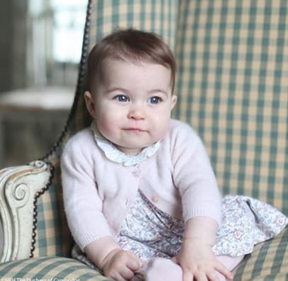 Esta es otra muestra del 
<b><a href="https://www.univision.com/entretenimiento/entre-un-hijo-y-otro-kate-middleton-arma-su-propia-coleccion-de-retratos-familiares-fotos" target="_blank">álbum fotográfico que ha realizado la propia Middleton</a></b>. En la imagen, que fue compartida por el palacio de Kensington, se ve de nueva cuenta a la princesa Charlotte cuando aún tenía algunos meses de nacida.