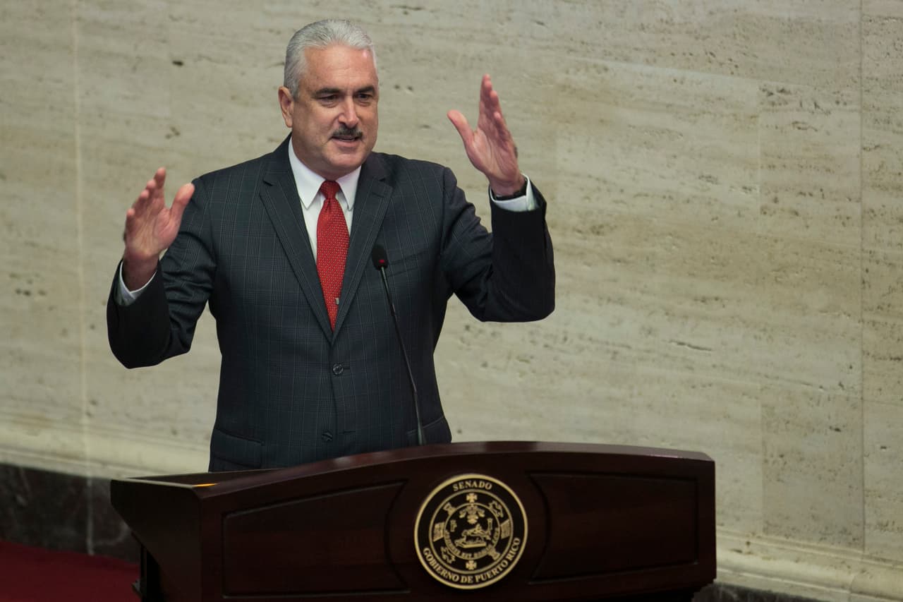 El presidente del Senado,
<b><a href="https://www.univision.com/local/puerto-rico-wlii/temas/thomas-rivera-schatz">Thomas Rivera Schatz</a>, acudió a sus redes sociales para <a href="https://www.univision.com/local/puerto-rico-wlii/camara-pide-que-se-entreguen-referidos-originales-al-fei-ante-negacion-del-departamento-de-justicia?utm_campaign=Univision+Puerto+Rico&utm_medium=social&utm_source=facebook&fbclid=IwAR1cnXJVcnNF38k5zwakzMhrytqEUO5cRy7tHrELJgX-z2-xbfG_J4-V2ys" target="_blank">pedir la renuncia de la secretaria interina de Justicia, Wandymar Burgos</a>. </b>"La Lcda. Wandymar Burgos no debe permanecer como secretaria de Justicia. Su salida debe ser inmediata. Con sus actos se inhabilitó", dijo el senador. En su escrito, sugirió que la exsecretaria de esa agencia debe explicar las imputaciones que se le hacen y que todos los procedimientos relacionados a este caso deben ser públicos.
<br>