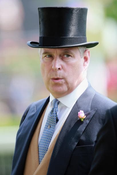 Pero el escándalo tomó fuerza y el duque de York se vio forzado a abandonar sus vacaciones de esquí en Verbier, Suiza, para reunirse con consejeros y abogados de la casa real en Londres.