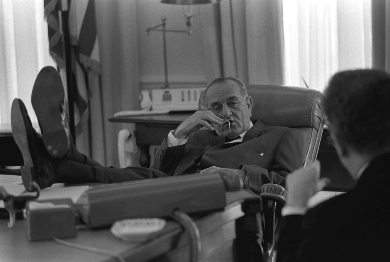 EL presidente Lyndon Johnson descansa sus pies sobre el escritorio de la Oficina Oval. 1967.