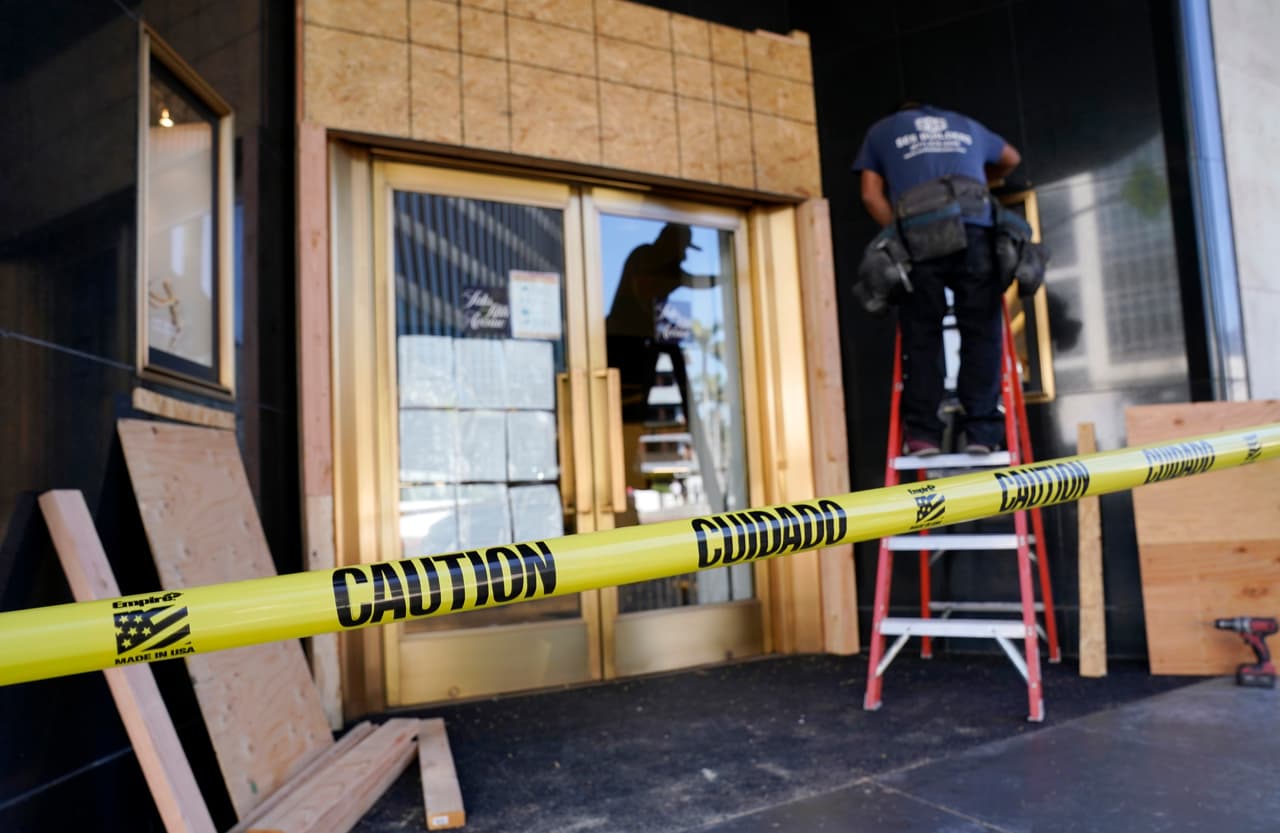 Los cierres y cobertura de vitrinas son una alternativa de protección que de manera unánime han adaptado los comercios en el sur de California ante las constantes pérdidas a propósito de los múltiples disturbios registrados.