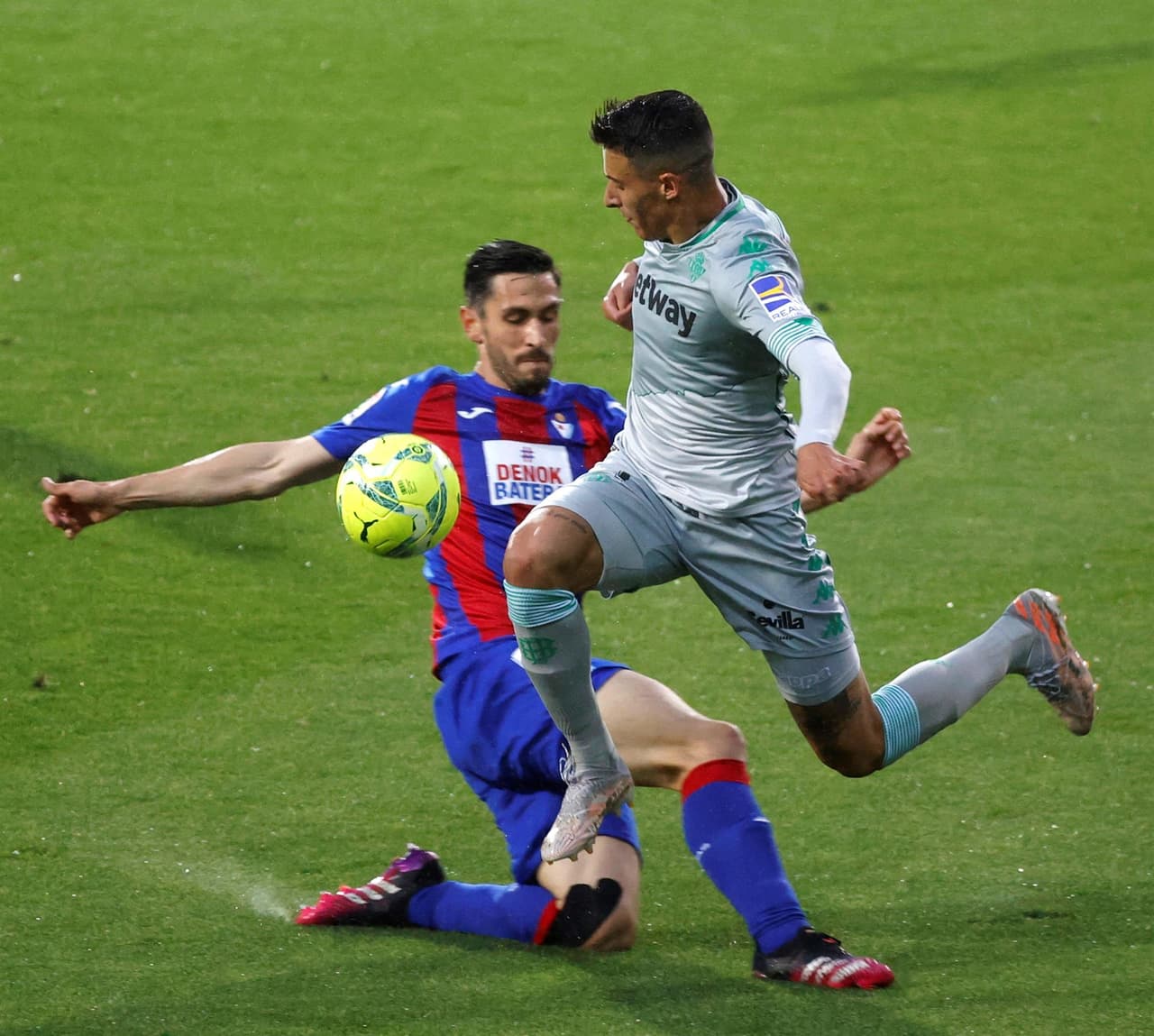 Eibar logra empate ante el Real Betis de Guardado y Lainez