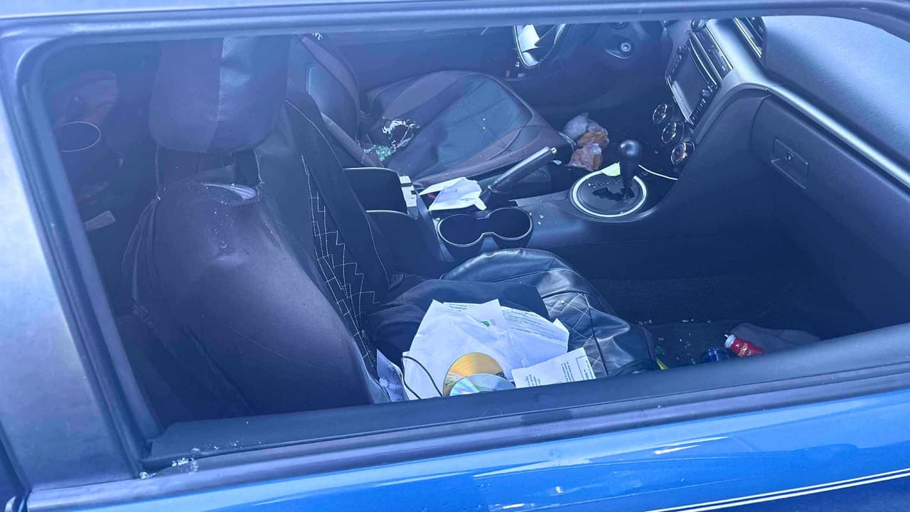 Así amaneció el carro de uno de los vecinos. Nos compartió esta foto tras denunciar el vandalismo que afecta a varias familias en su complejo residencial.