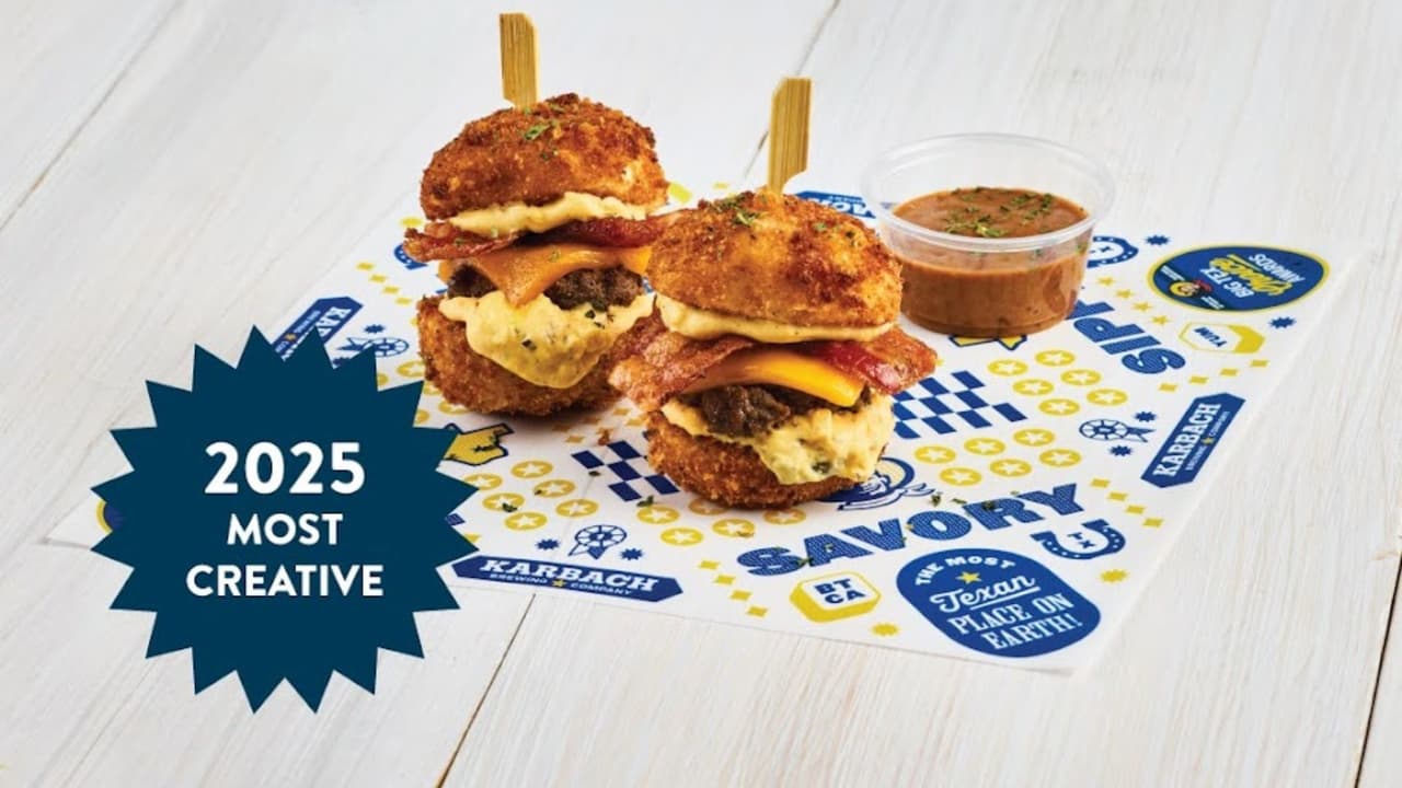 <h3 class="cms-H3-H3">Wagyu Bacon Cheeseburger </h3>
<br>Es el platillo seleccionado como el más creativo en esta edición de los Big Tex Choice Awards 2025. Se trata de una hamburguesa de queso con carne Wagyu, tocino y con unas barras de huevo. Ideal para los amantes de la cocina tradicional estadounidense.
<br>