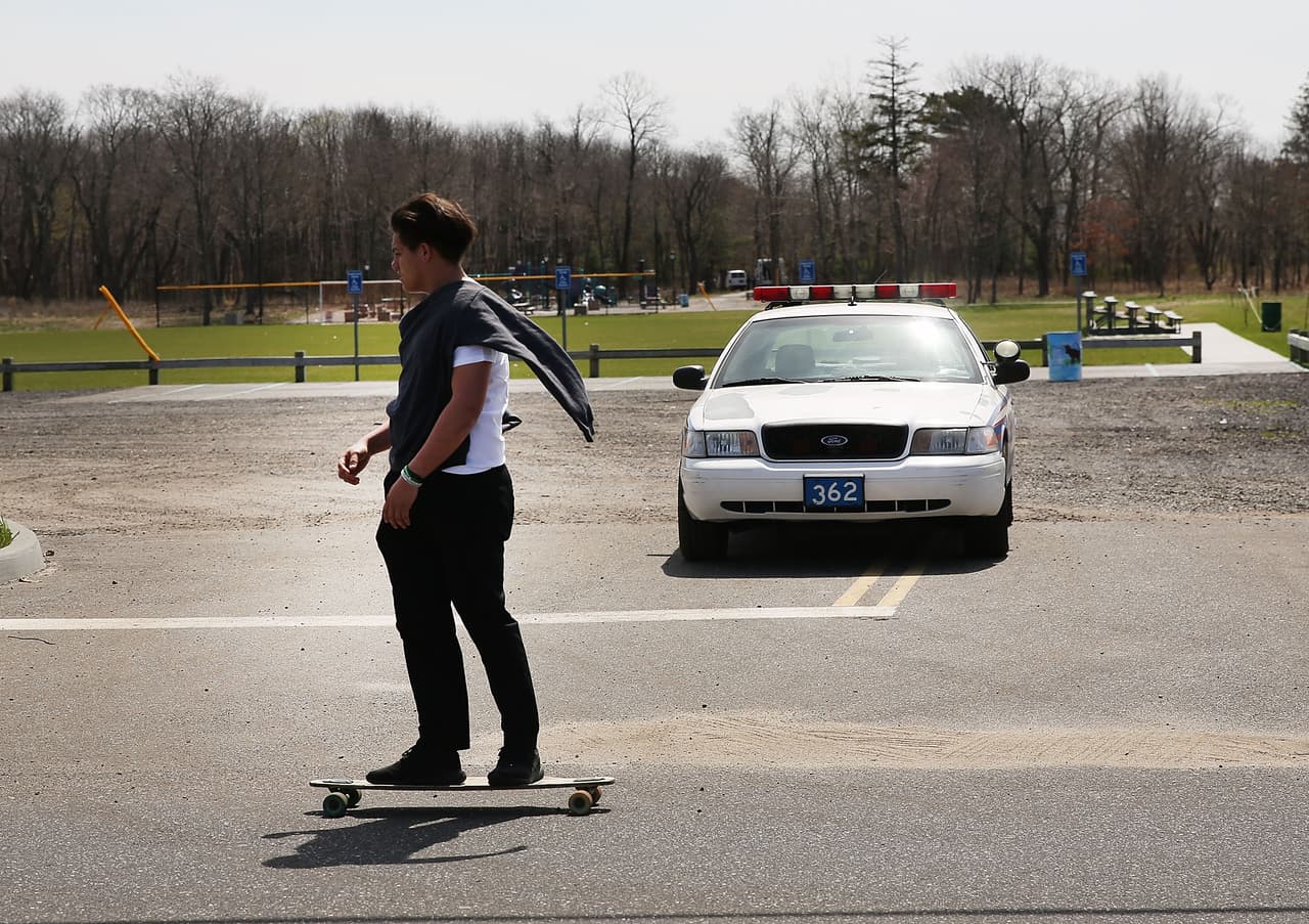 <b>Gran parte de los padres hispanos afirmaron que "están evitando a las autoridades, advirtiendo a sus hijos que cambien sus rutinas y se preocupen por el futuro</b> debido a las recientes políticas y noticias sobre inmigración en Estados Unidos",
<a href="https://www.eurekalert.org/pub_releases/2018-03/gwu-lpr022318.php">dijo la autora principal</a> Kathleen Roche, profesora de Prevención y salud comunitaria en Milken Institute.