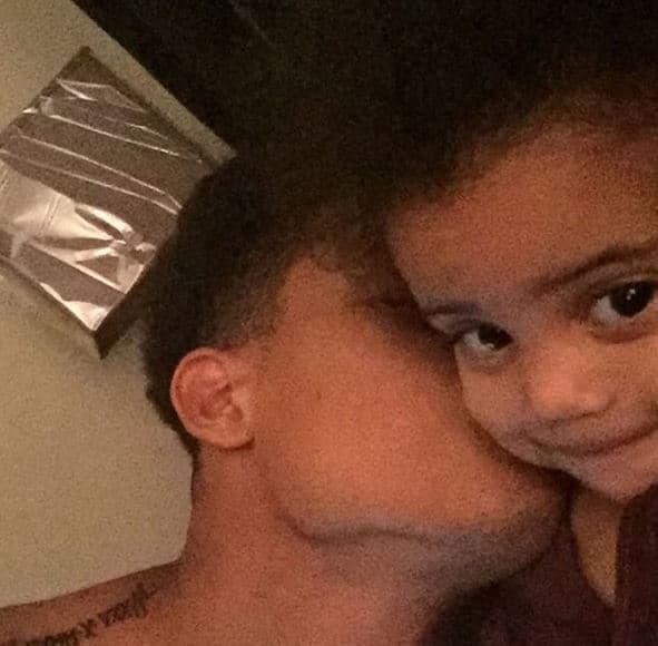 Gracias a su nena, este joven barbero ha sabido darle norte a su vida.