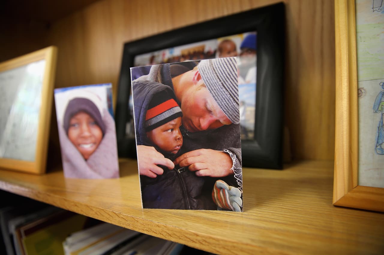 Esta tarjeta navideña con el Príncipe Harry fue retratada en el 2013 en las oficinas de Senteable, la fundación que el Príncpe fundó en Masery, Lesotho para ayudar a niños en situaciones vulnerables y en condiciones de pobreza extrema.