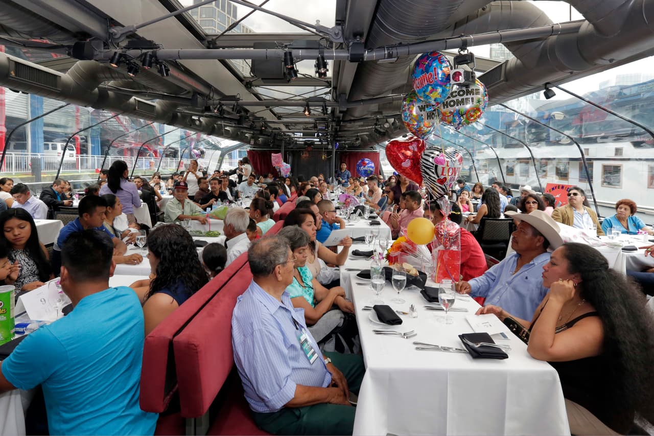 “Ha pasado largo tiempo”, dijo la madre Magdalena García, de 67 años, poco después de haber conocido a sus dos nietos y a un biznieto. Allí disfrutó junto a otras familias mexicanas que pudieron reunirse con sus seres queridos que emigraron al norte. (Richard Drew/AP)