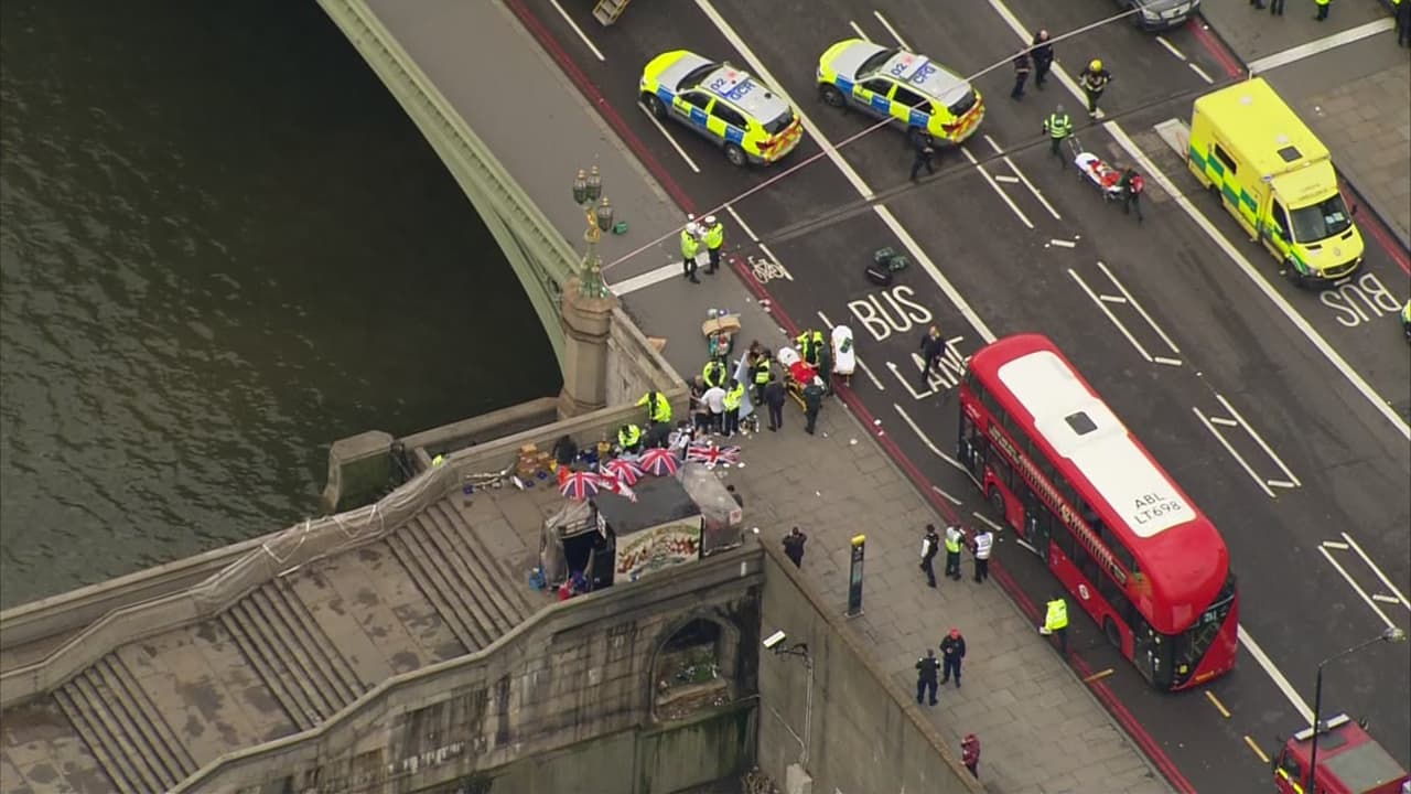 Una vista aérea del puente de Westminster, donde los rescatistas atienden algunos heridos.