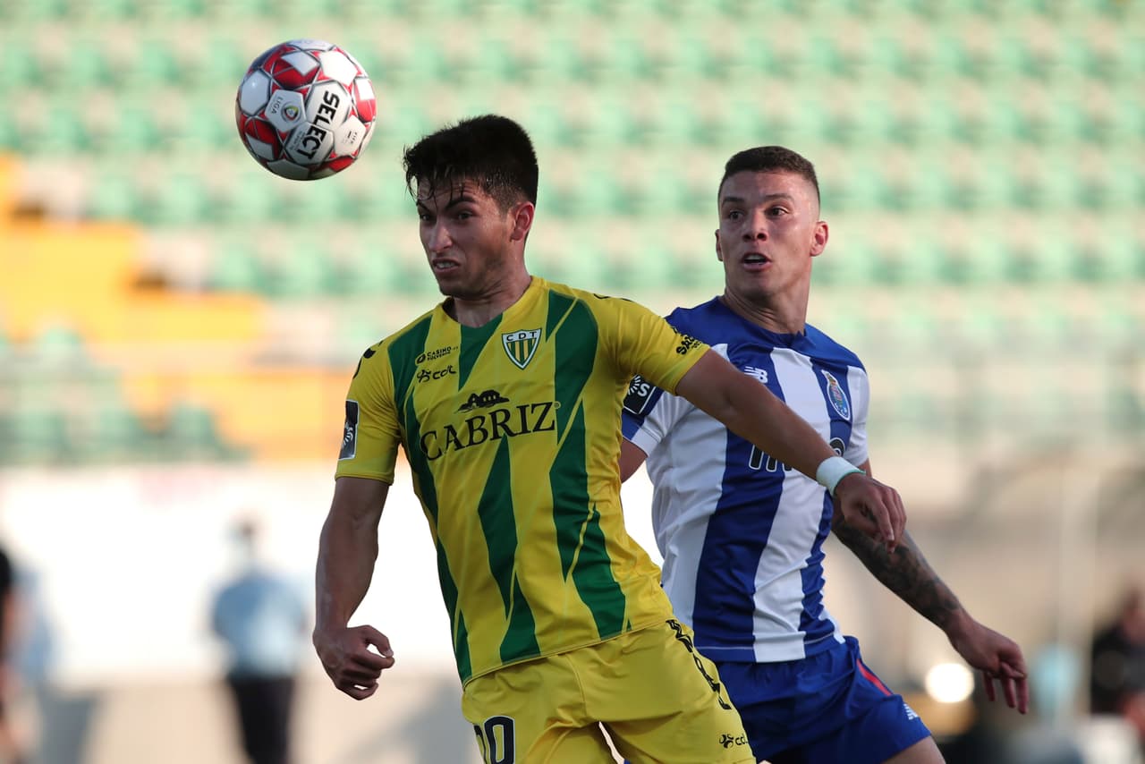 Mateus Uribe comienza a adueñarse del medio campo simplemente con pararse en el lugar indicado.