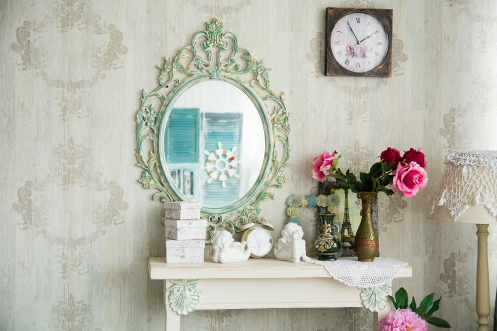 <b>2. </b> Apagas las luces, colocas un par de velas blancas cada una al lado del espejo en cuyo frente te sentarás. Esto se hace para lograr un ambiente adecuado y tranquilo, no tiene que ver nada con ningún ritual ni hay que hacer ningún tipo de rezo, invocación u oración en ningún momento.