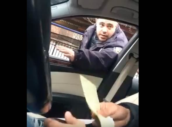 NYPD le da con todo al oficial que dijo "verdad" sobre multas