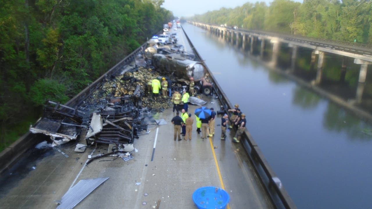 Un conductor murió tras un accidente en cadena de cinco camiones de carga en la autopista I-10 West, la autopista LA 415 en Port Allen y la I-49 en Lafayette.
