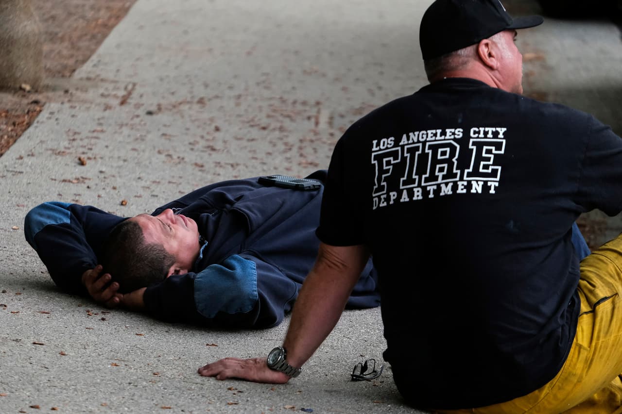 El clima húmedo y templado de la mañana del domingo les significó un descanso a los bomberos, pero por la tarde las llamas comenzaron a moverse nuevamente en los terrenos inclinados, donde la vegetación seca no había padecido un incendio en medio siglo, informó el departamento de bomberos. Se han registrado muy pocas lluvias en Los Ángeles en los últimos meses, dejando condiciones resecas que elevan el riesgo de incendios.
<br>