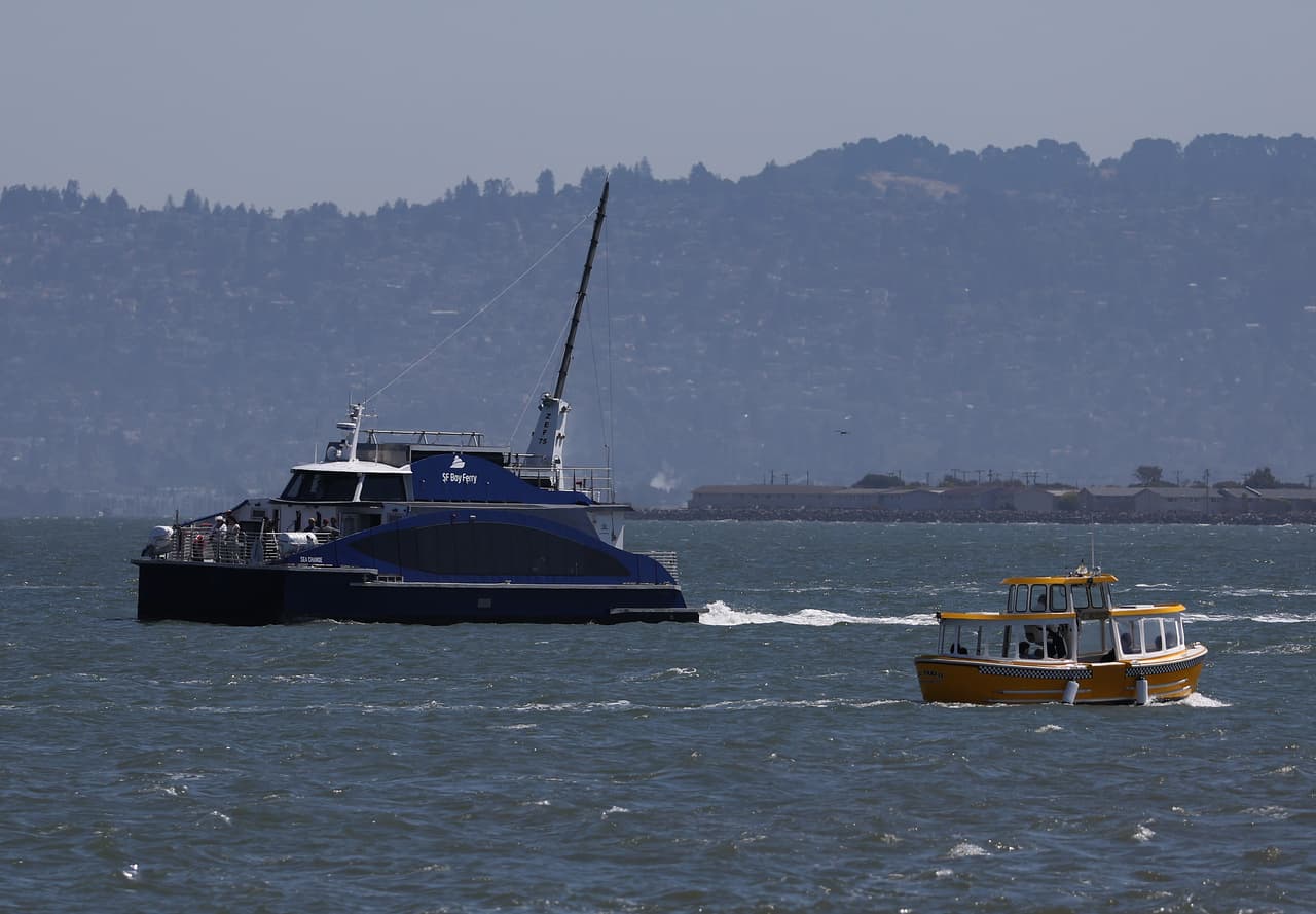 Su velocidad máxima es de 15 nudos y su velocidad de servicio es de 8 a 12 nudos.