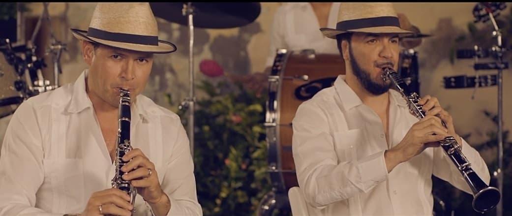 La llamada 'Madre de todas las bandas', no deja de sorprender en cada uno de los videos que realiza.