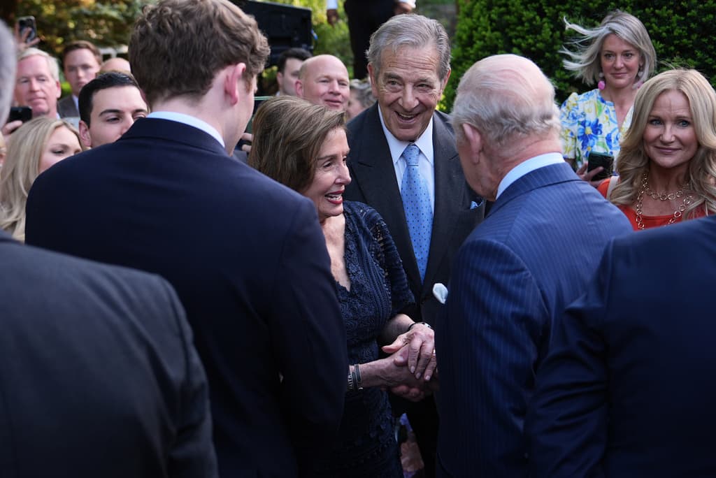 El encuentro del rey Carlos III con la congresista Nancy Pelosi y su esposo, Paul Pelosi, también fue durante esa fiesta en los jardines de la embajada británica.