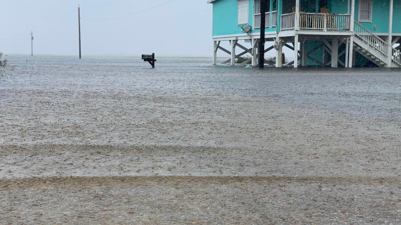 El 
<a href="https://www.univision.com/local/houston-kxln/con-zonas-costeras-inundadas-por-la-marea-alta-texas-se-prepara-para-la-llegada-de-la-tormenta-beta">boletín del Centro Nacional de Huracanes (NHC, por sus siglas en inglés)</a> informó que Beta sigue avanzando lentamente por aguas del Golfo de México.