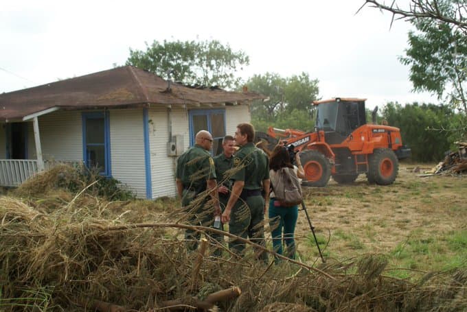 Una de las medidas para combatir el contrabando de migrantes es demoler sus escondites, como este ubicado en la ciudad de San Juan, en Texas.