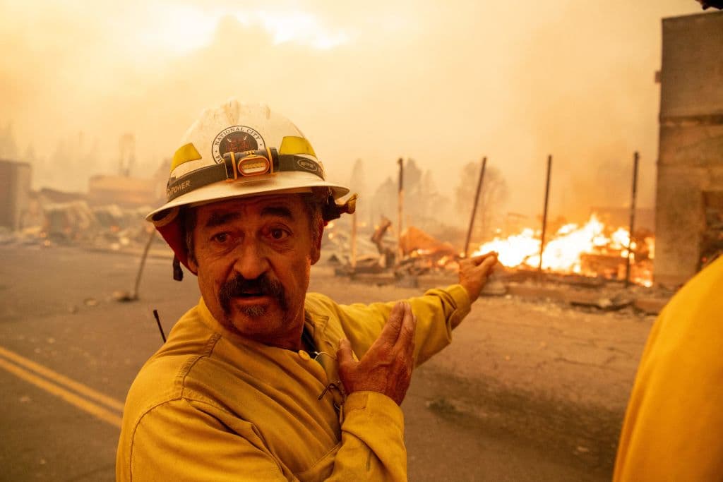 El jefe de batallón de los bomberos, Sergio Mora, muestra una estructura a punto de colapsar.