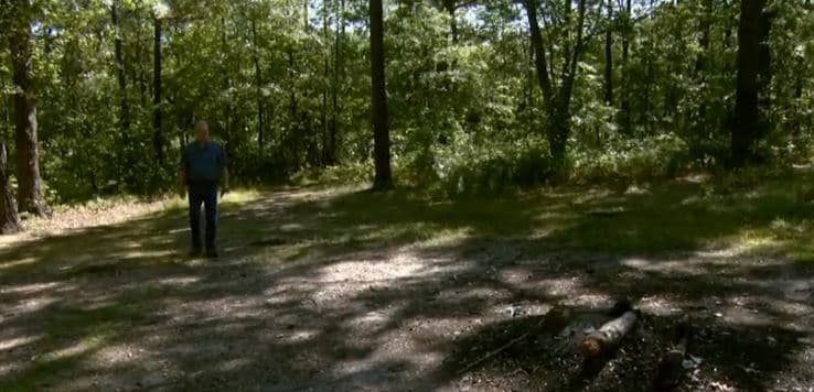 <b>The Devil’s Tramping Ground, en Chatham</b>. Es un 'claro' en los bosques del condado de Chatham donde supuestamente nada ha crecido en los últimos 100 años. La misteriosa falta de plantas en el área ha inspirado la leyenda de que el diablo llega a ese lugar en la noche y camina en círculo mientras planea cómo arrancar los corazones de los hombres, pisoteando todas las plantas en el proceso.