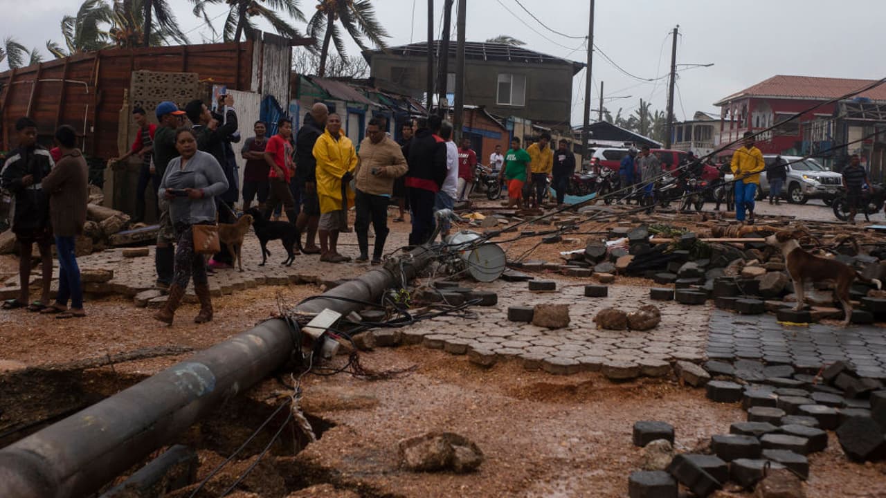 En Miami y Los Ángeles, entre otras ciudades, se han habilitado varios puntos en los que se recaudan artículos de primera necesidad, ropa, medicamentos y alimentos que puedan servir de auxilio para los miles de damnificados que ha dejado el fenómeno natural en su devastador paso por Centroamérica. 
<b><a href="https://www.univision.com/noticias/america-latina/iota-avanza-dejando-al-menos-6-muertos-en-nicaragua-y-causando-grandes-inundaciones-en-pueblos-y-aldeas-de-honduras">Más información aquí. </a></b>