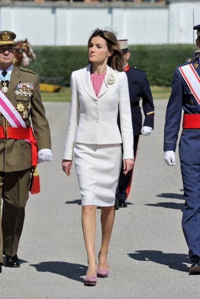 Los trajes blancos resaltan su elegancia y buen gusto.