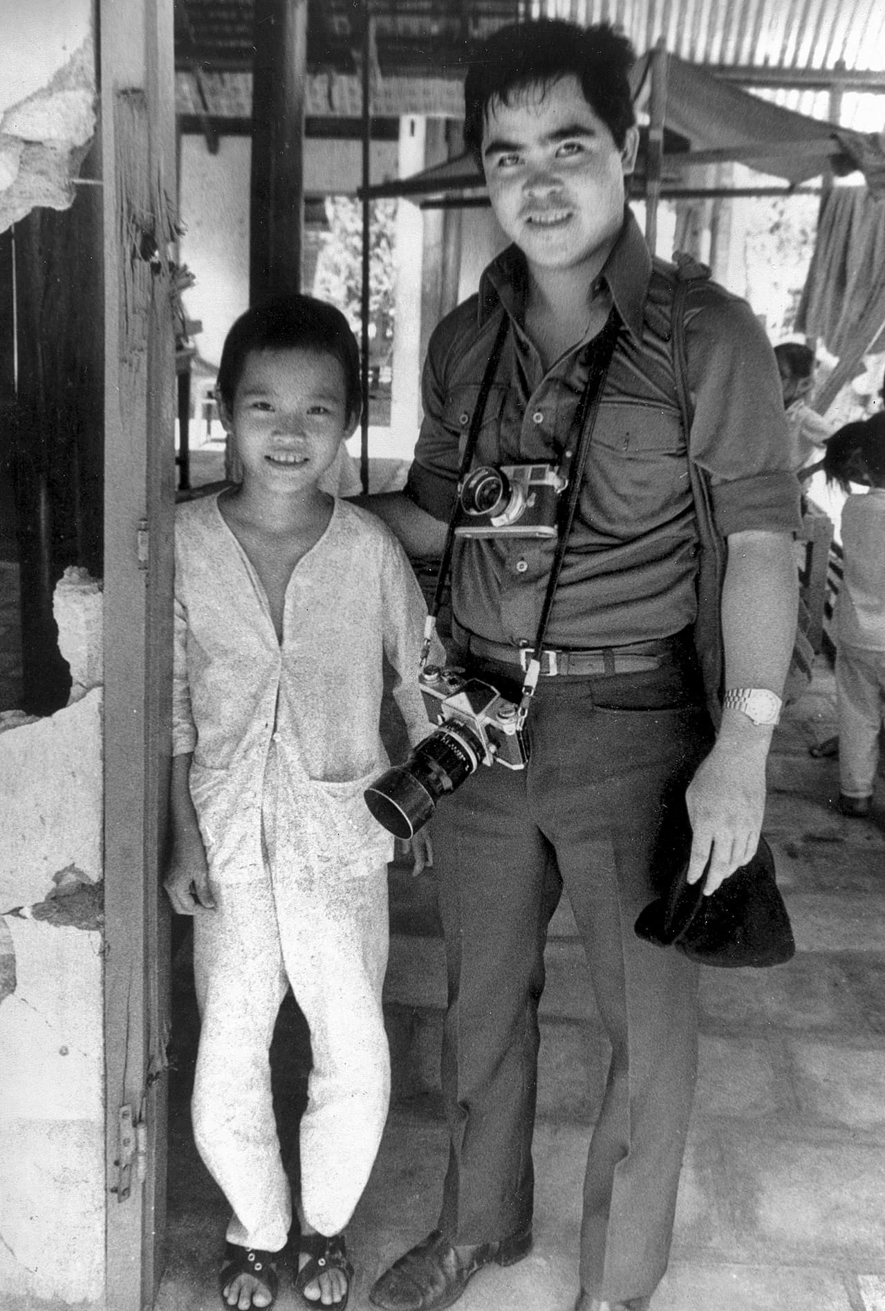 Nick Ut se reunió con la niña Kim Phuc en 1973, un año después del ataque captado en la foto “Niña del napalm”. Tras tomar la fotografía, Ut auxilió a la pequeña y la trasladó a un hospital, donde le salvaron la vida.