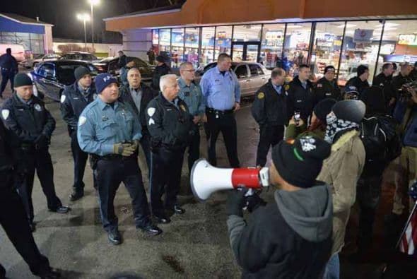 La policía del condado de Saint Louis y de la ciudad de Berkeley están investigando la muerte de Martin, que Belmar describió como una tragedia tanto para la familia del fallecido como para el agente, que lleva seis años en el cuerpo. Con la información de The Associated Press
