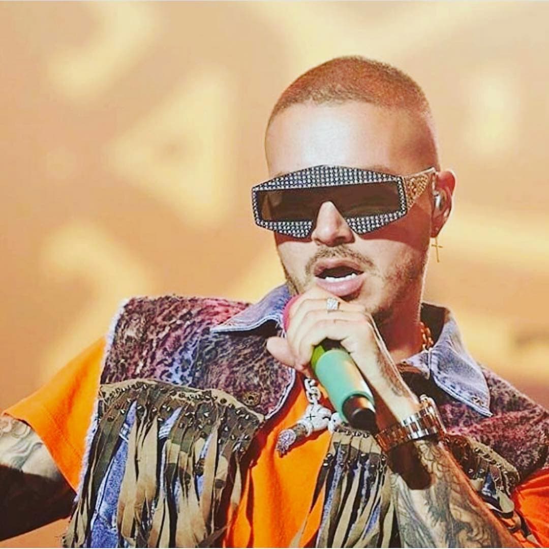 J Balvin, por su parte, optó por un look urbano, que incluyó un chaleco con aplicaciones animal print y barbas, que combinó con una sudadera naranja.