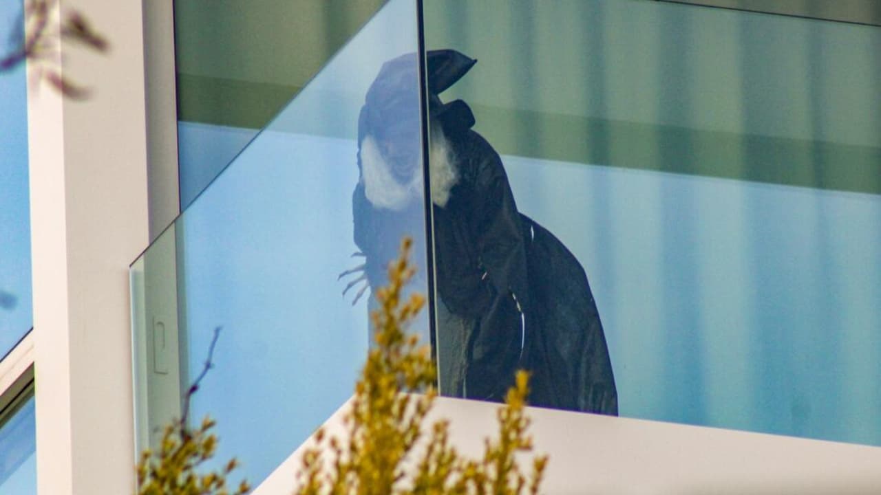 Esta era la bruja de trapo que Shakira tuvo colocada en el balcón de la casa que habitaba en Barcelona y que apuntaba hacia la de su exsuegra.