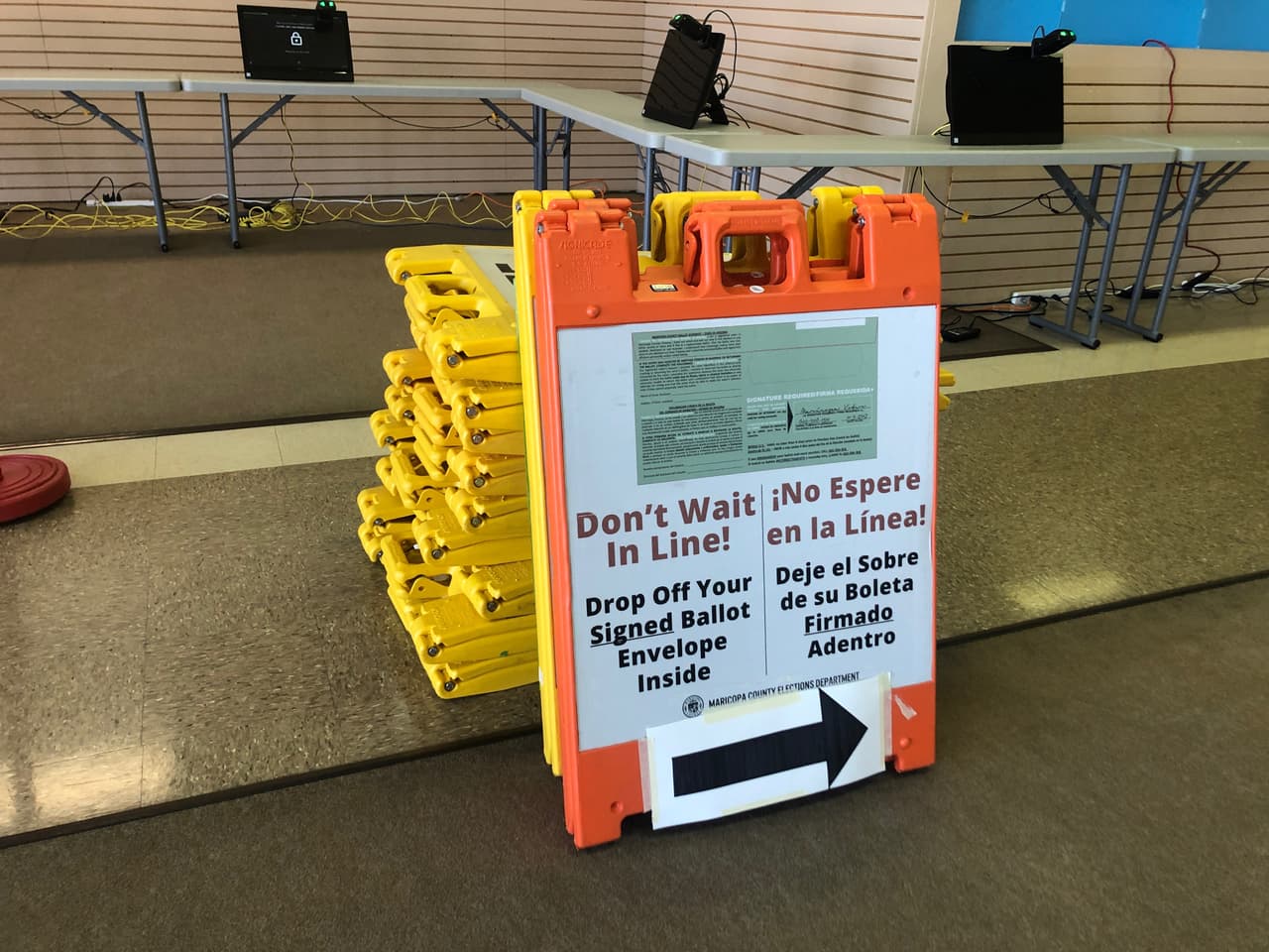 Señales como esta se observarán en los puestos de votación que abren a partir de mañana 7 de octubre en Arizona.