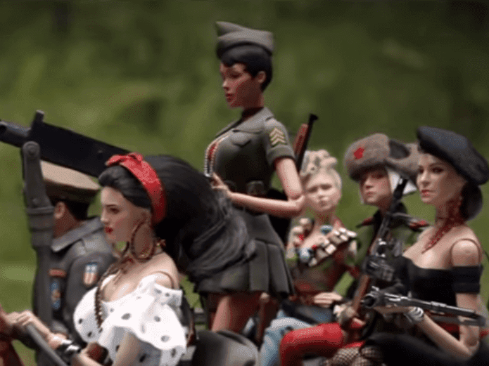 En el filme también participan Janelle Monáe y la actriz de 'Game of Thrones', Gwendoline Christie, interpretando también a otras muñecas.