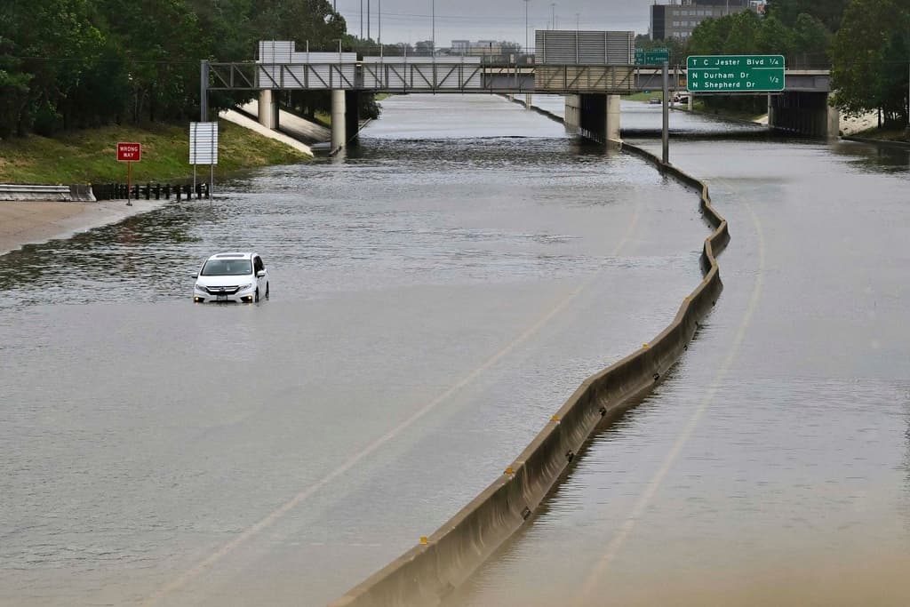 Esta imagen captó un vehículo que quedó varado en medio de las inundaciones registradas en la I10 y Washington en Houston.