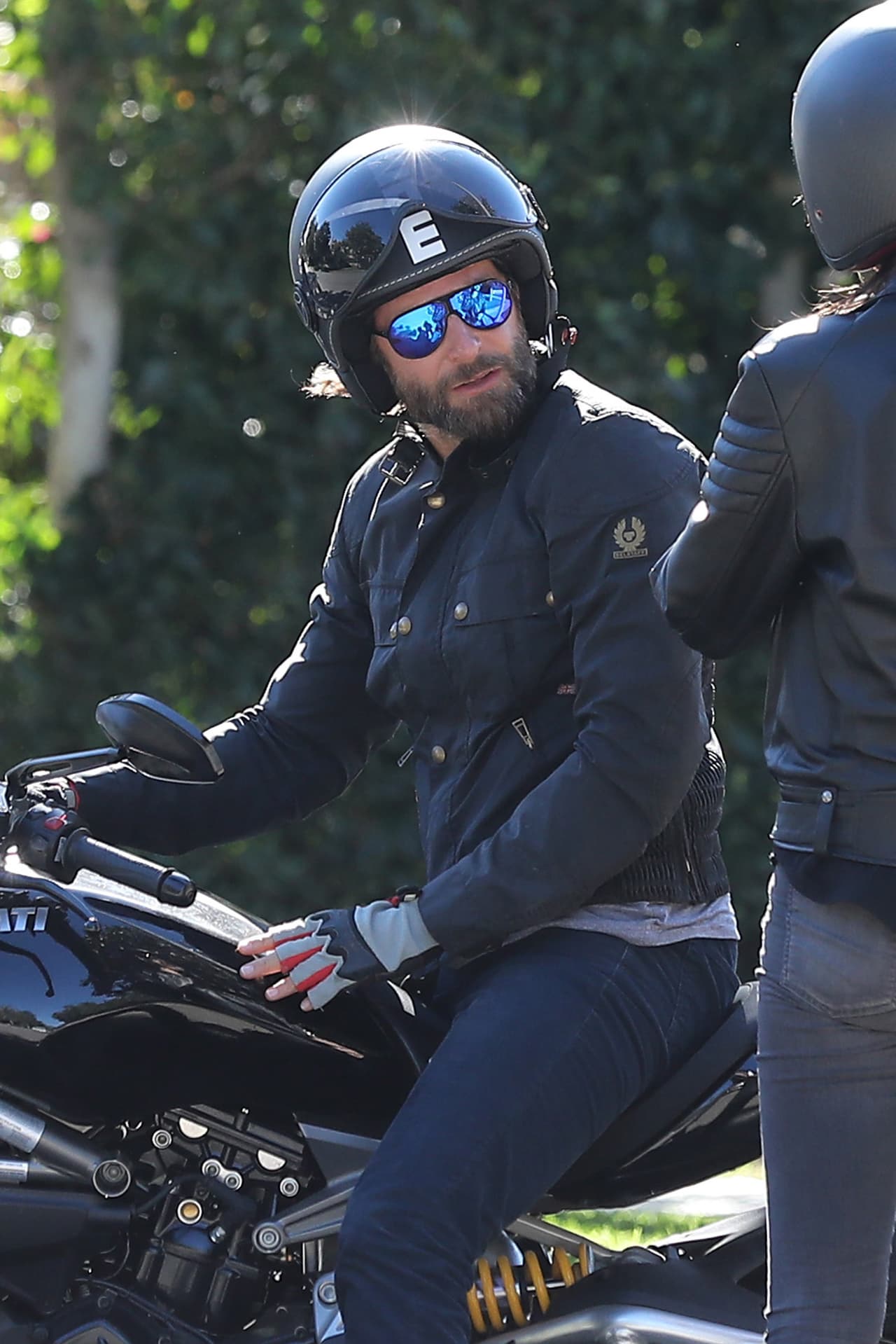 Bradley como todo un galán de cine se puso al frente del volante.
