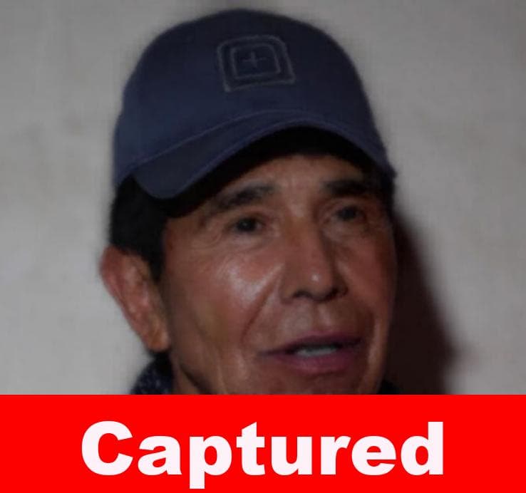 <h3 class="cms-H3-H3" style="box-sizing: border-box; margin-top: 0px; margin-bottom: 0.5rem; color: rgb(51, 51, 51); font-family: Roboto, sans-serif; font-style: normal; font-variant-ligatures: normal; font-variant-caps: normal; letter-spacing: normal; orphans: 2; text-align: left; text-indent: 0px; text-transform: none; white-space: normal; widows: 2; word-spacing: 0px; -webkit-text-stroke-width: 0px; background-color: rgb(255, 255, 255); text-decoration-thickness: initial; text-decoration-style: initial; text-decoration-color: initial;">Rafael Caro Quintero (Capturado)</h3>
<br>
<br>El narcotraficante Rafael Caro Quintero, el hombre que también era el más buscado por la Agencia Antidrogas de Estados Unidos (DEA) -por el que se ofrecía una recompensa de 20 millones de dólares- fue capturado el pasado 15 de julio en México, confirmó a Univision Noticias José Héctor Orozco, contraalmirante de la Marina de ese país.
<br>
<br>Al momento se desconocen detalles de la detención. Orozco dijo que no podía dar más información sobre el operativo.
<br>
<br>La agencia lo acusa de secuestrar y 
<b>asesinar a su agente Enrique 'Kiki' Camarena en 1985, quien fue encontrado con signos de tortura</b>, además de traficar sustancia ilegales.
<br>
<br>Caro Quintero pasó 29 años en una cárcel mexicana, pero pudo retomar sus actividades ilícitas tras una polémica liberación, según la DEA.
<br>
<br>“Rafael Caro Quintero no es el más poderoso (en la cúpula del Cartel de Sinaloa), pero él es respetado y ciertamente cada vez tiene más poder a medida que su organización crece”, precisó Ray Donovan, director de la oficina de la DEA en Nueva York, en una entrevista con Univision Noticias a finales de 2020.
<br>
<br>En mayo pasado, el narcotraficante alegó pobreza y ser un adulto mayor para evitar ser arrestado o extraditado, luego de que un juez federal ordenara su detención.