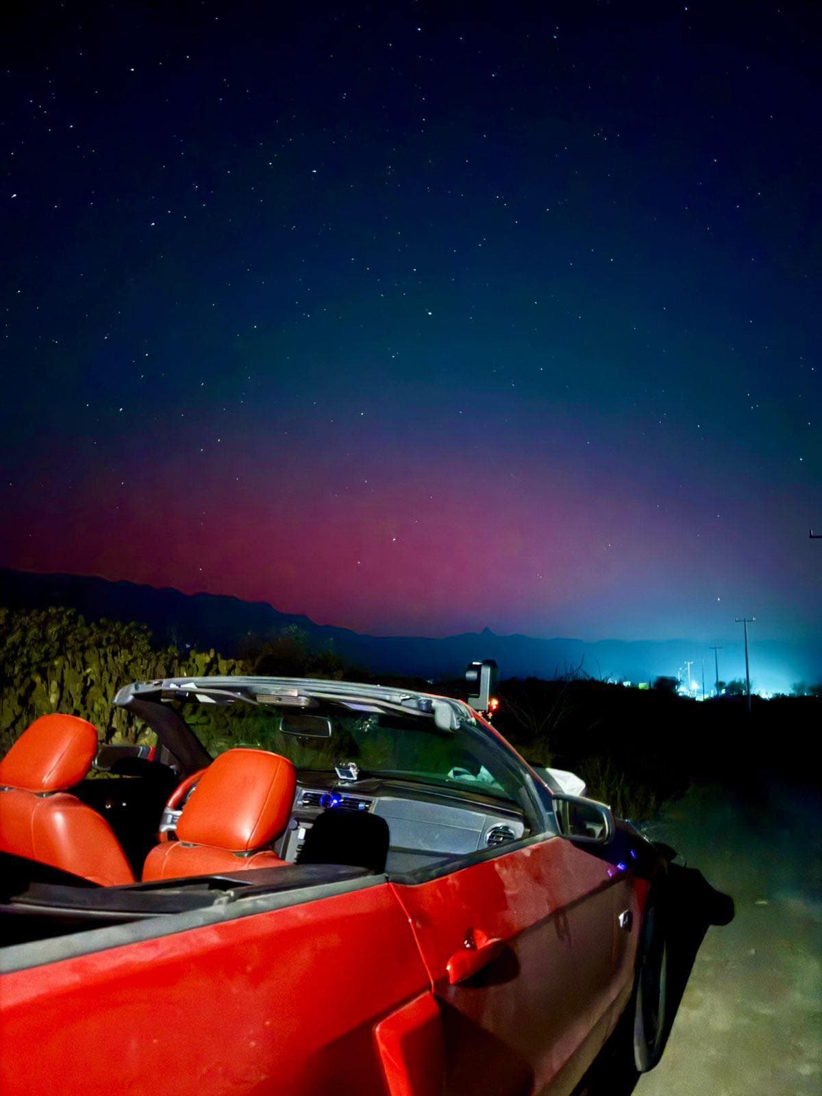 Estas explosiones solares se dan en la superficie del Sol y viajan hasta la Tierra en el viento solar.