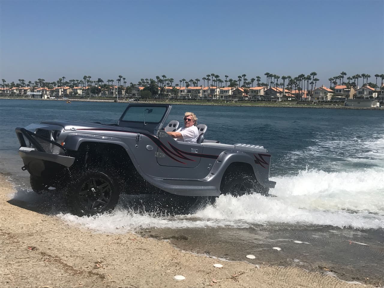 Este anfibio equipa en su parte posterior un motor V6 de 3.7 litros que motiva las ruedas traseras a través de una caja de cambios manual de cuatro velocidades. Este es capaz de producir 305 caballos de fuerza a 6,300 rpm y 274 lb-pie de torque a 4,500 rpm.